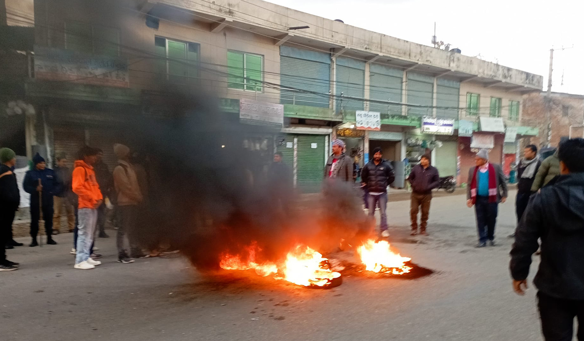 न्याय नपाएपछि टायर बालेर सडकमा उत्रिए मृतकका आफन्त